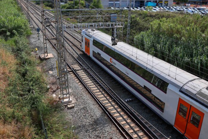 Un tren de Rodalies pasando por Castelldefels. Foto: Castelldefels.info.