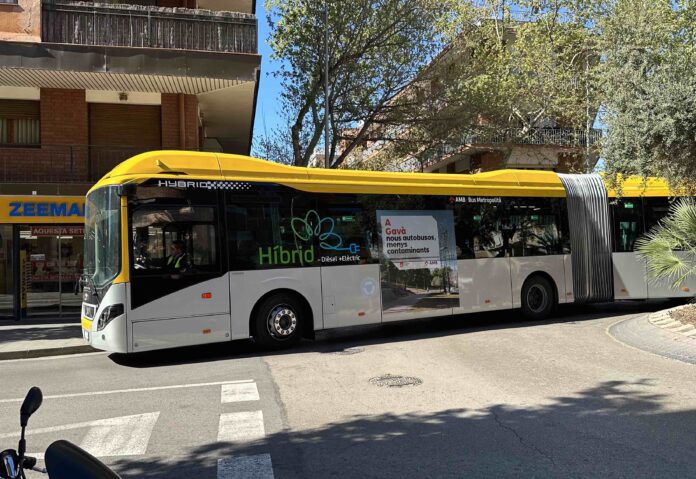 Un bus en la calle del Dr. Ferran (Castelldefels Digital)
