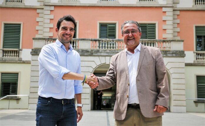 Manu Reyes y 'Nico' Cerpa tras firmar el pacto de gobierno (El Periódico)