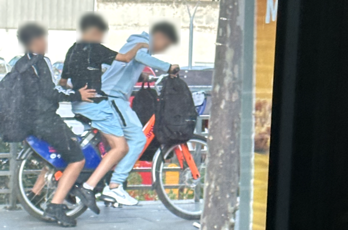 Tres jóvenes montados en un AMBici en la calle del doctor Marañón (Castelldefels Digital)