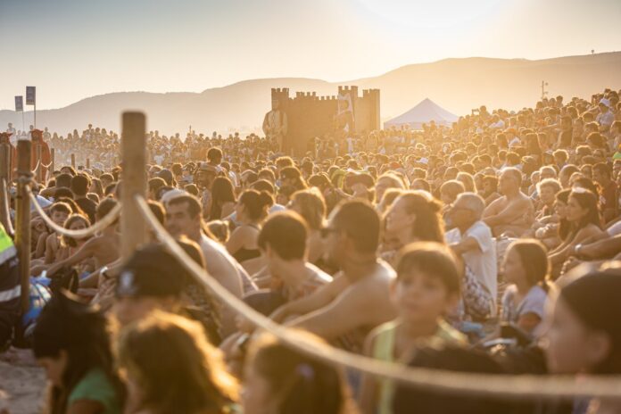 El público atento al desembarco pirata en anteriores años (Foto: Ayuntamiento de Castelldefels)