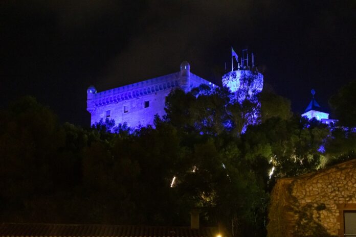 La fachada del castillo, de color azul el pasado 2 de octubre (Ayuntamiento de Castelldefels)
