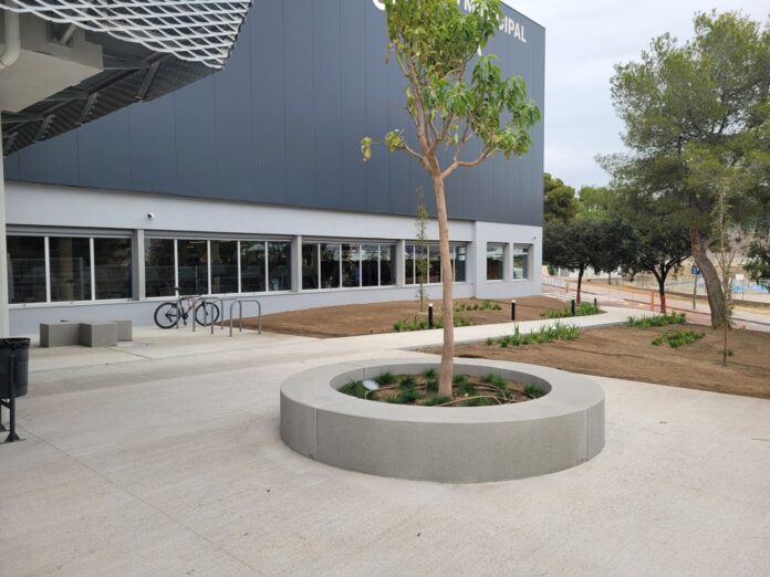 Entrada al CEM Can Roca por la calle Doctor Trueta (Foto: Ayuntamiento de Castelldefels)