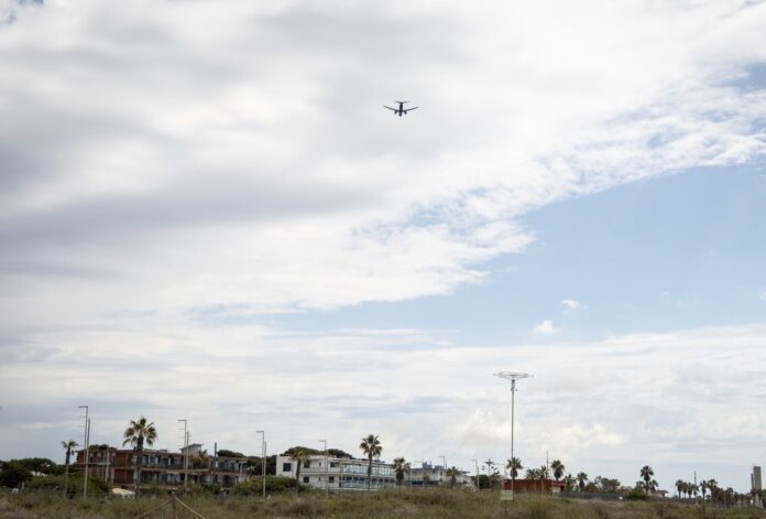 Avión sobrevolando Castelldefels (Foto: Ayuntamiento de Castelldefels)