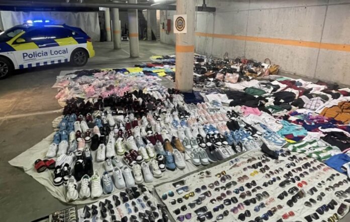 Material del 'top manta' decomisado por la policía (Foto: Policía Local)