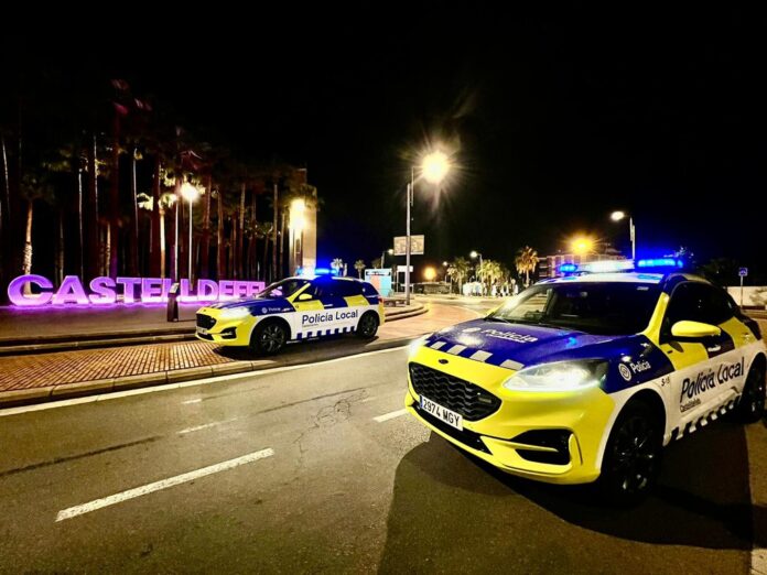 Vehículos policiales en el paseo marítimo (Foto: Ayuntamiento de Castelldefels)