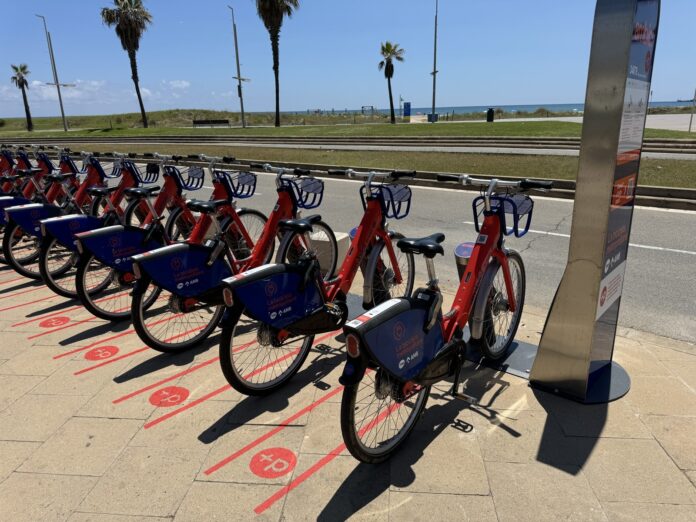 Estación de AMBici en la Plaza de las Palmeras. Foto: AMB.
