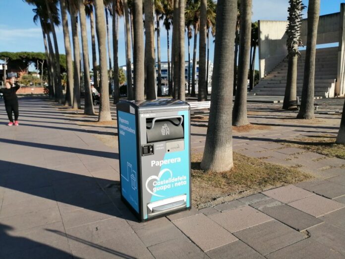 Papelera situada en la Plaza de las Palmeras (Foto: Ayuntamiento de Castelldefels)