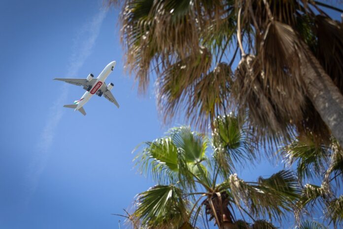 Avión sobrevolando Castelldefels. Foto: Ayto. de Castelldefels.