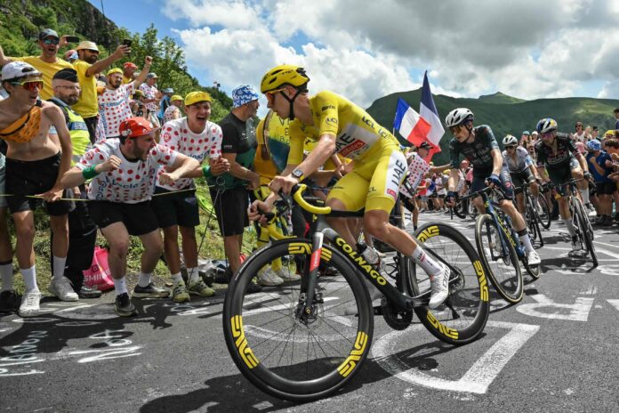 Tadej Pogacar, con el maillot amarillo, durante una etapa del Tour de Francia 2024 (Foto: El Mundo)