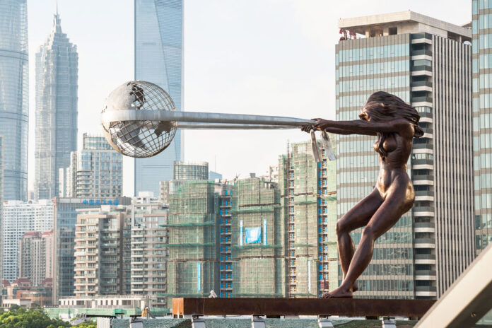 La escultura “La Fuerza de la Natura” (The Force of Nature), en Shanghái. Foto: Lorenzo Quinn.