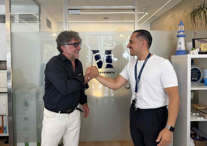 Francisco Revert, fundador de Fincas Mediterránea, y Pedro Moreno, CEO de Vida Mejor Inmobiliaria, sellan el acuerdo que marca el inicio de una nueva etapa en Mediterránea